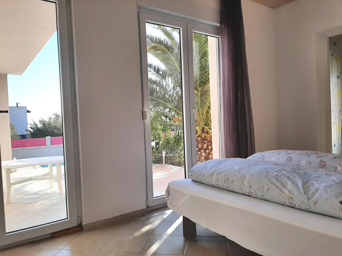 Helles Doppelzimmer Mit Bad, Terrasse Und Pool, Seperater Eingang, Liznjan, Istrien Kültér fotó