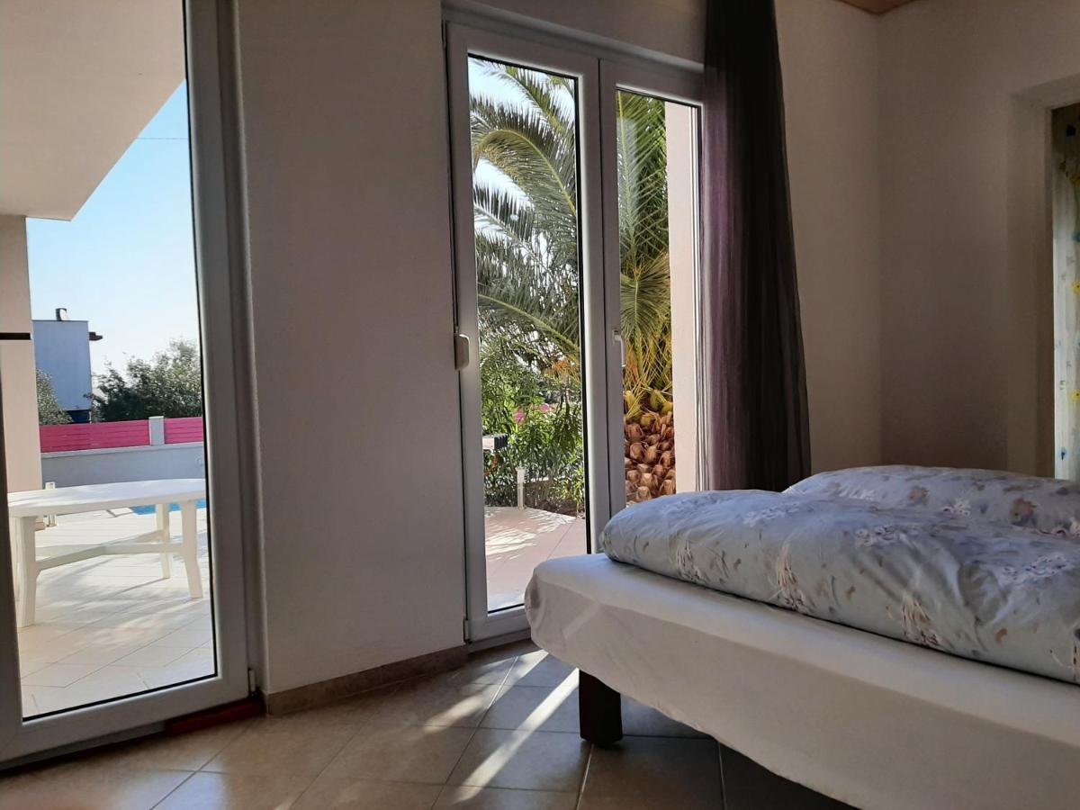 Helles Doppelzimmer Mit Bad, Terrasse Und Pool, Seperater Eingang, Liznjan, Istrien Kültér fotó