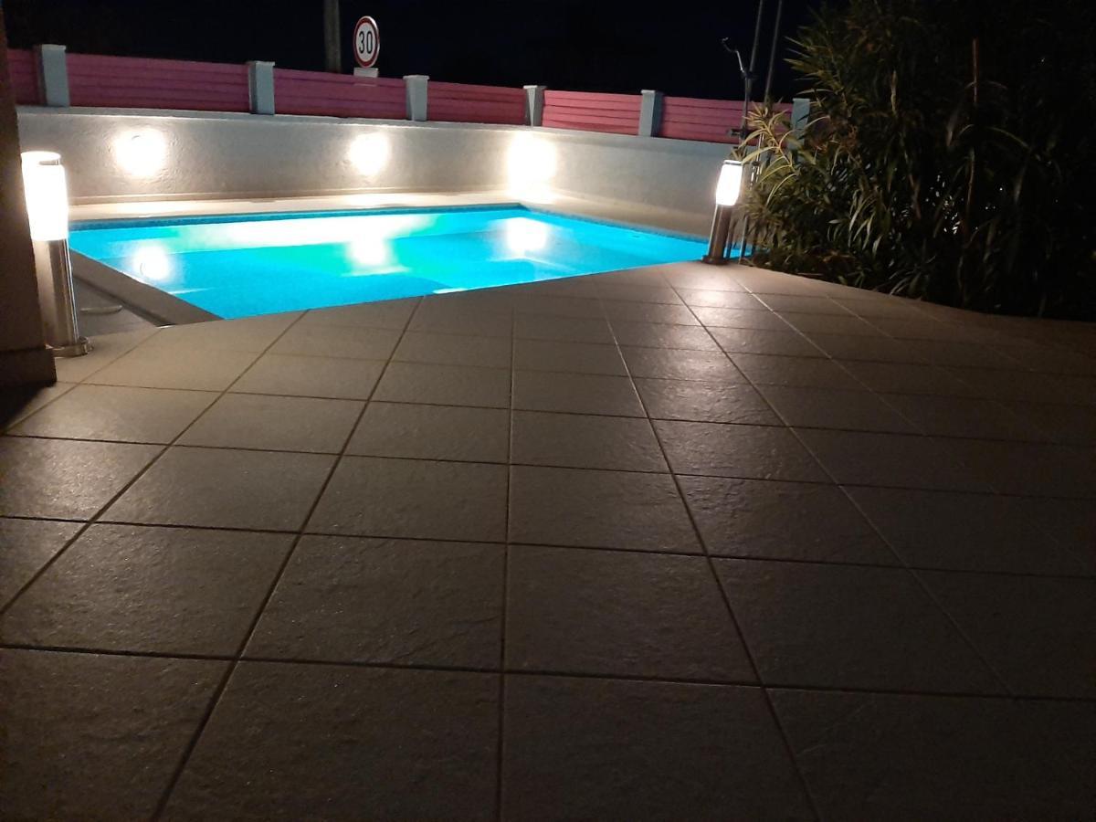Helles Doppelzimmer Mit Bad, Terrasse Und Pool, Seperater Eingang, Liznjan, Istrien Kültér fotó
