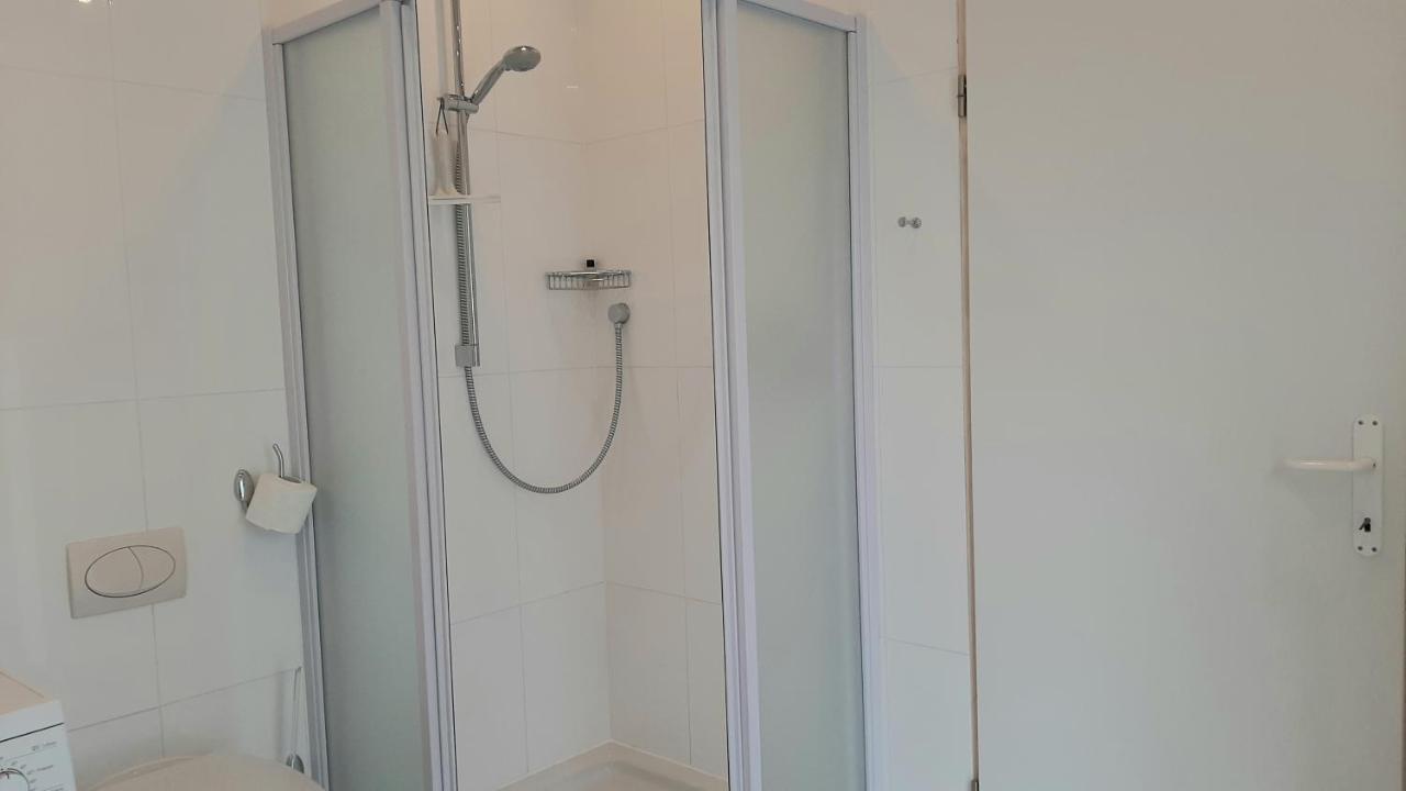Helles Doppelzimmer Mit Bad, Terrasse Und Pool, Seperater Eingang, Liznjan, Istrien Kültér fotó