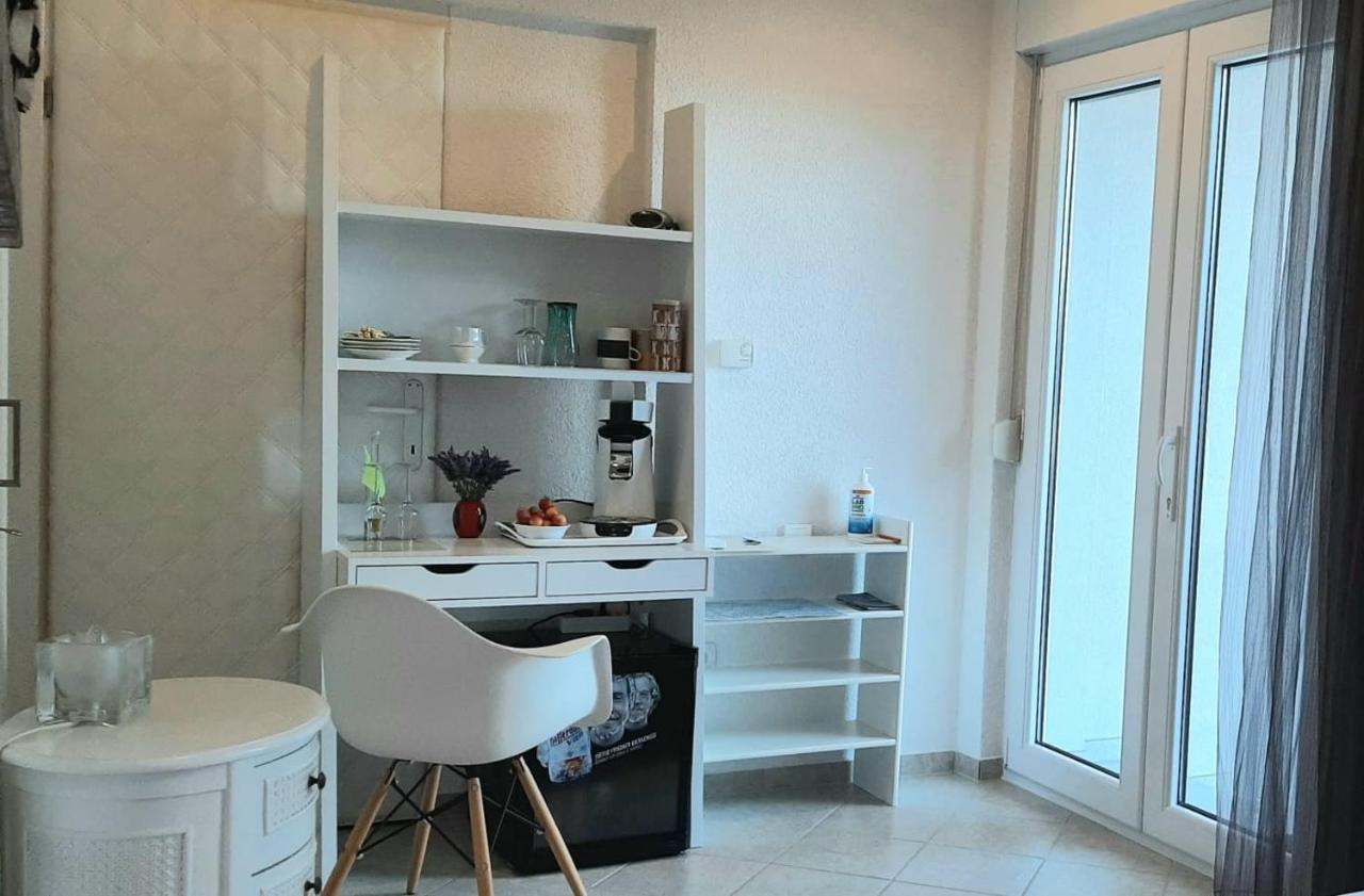 Helles Doppelzimmer Mit Bad, Terrasse Und Pool, Seperater Eingang, Liznjan, Istrien Kültér fotó